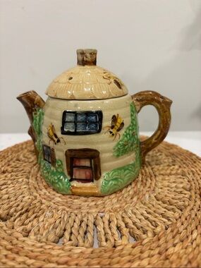 Suvesco Vintage Small Round Beehive Cottage Shaped Teapot 12oz Capacity JAPAN